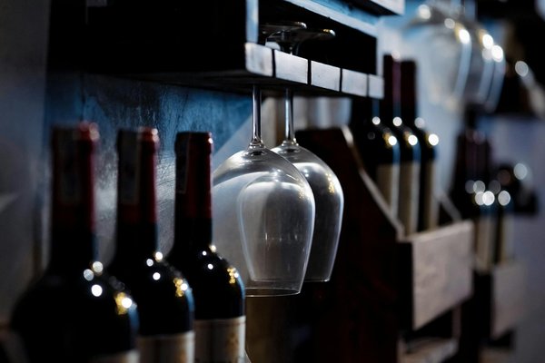 Quelles sont les meilleures pratiques pour la conservation des vins dans un restaurant haut de gamme ?